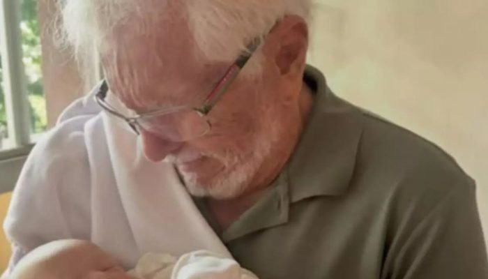 Carlos Alberto de Nóbrega celebra encontro com bisneto e emociona fãs