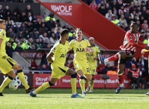 Tottenham é derrotado pelo Sunderland e permanece na zona de rebaixamento