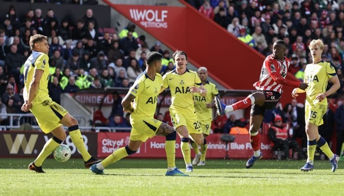 Tottenham é derrotado pelo Sunderland e permanece na zona de rebaixamento