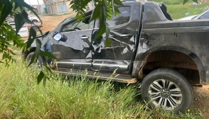 Acidente na BR-407: caminhonete capota e desce barranco em Juazeiro