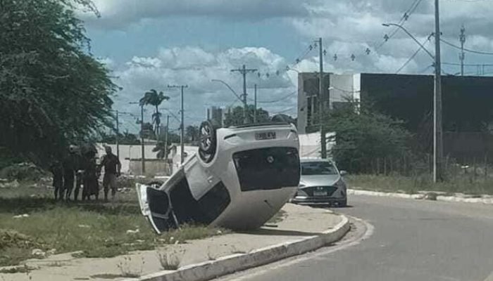 Acidente em Juazeiro: carro capota na Avenida Sebastião Almeida