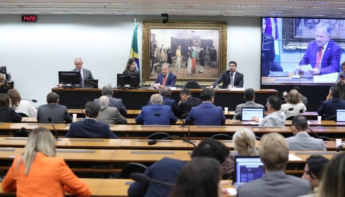 Projeto de lei propõe abono de faltas para acompanhantes de idosos e PCD