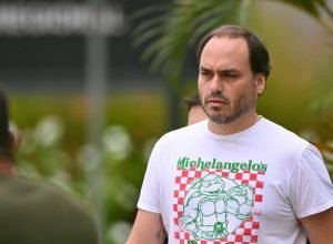 Carlos Bolsonaro destaca melhora de Jair Bolsonaro em prisão domiciliar