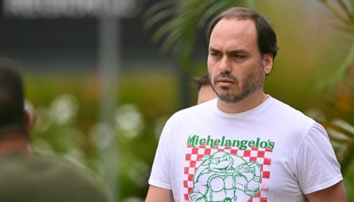 Carlos Bolsonaro destaca melhora de Jair Bolsonaro em prisão domiciliar