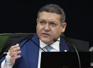 Flávio Bolsonaro descarta Eduardo como chanceler em possível governo