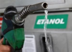 Preços de combustíveis se estabilizam em abril apesar da queda do etanol