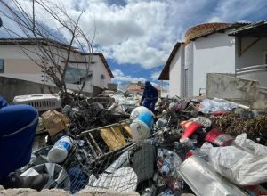 Prefeitura remove toneladas de lixo de residência em Petrolina