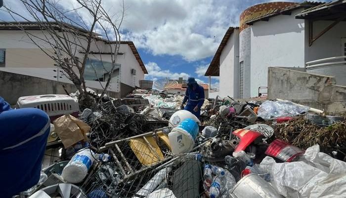 Prefeitura remove toneladas de lixo de residência em Petrolina