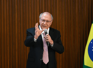 Alckmin propõe debate sobre redução da jornada de trabalho no Brasil