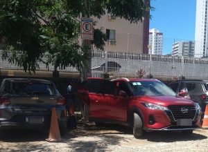 Lava jato clandestino ocupa vaga na Zona Azul de Recife