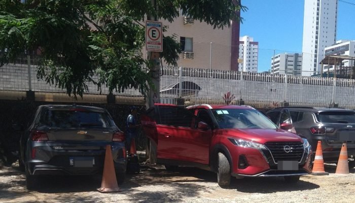 Lava jato clandestino ocupa vaga na Zona Azul de Recife