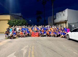 Essa imagem captura perfeitamente a essência da corrida de rua: a união, a superação e a energia de um grupo que transforma o asfalto em um espaço de convivência e saúde.