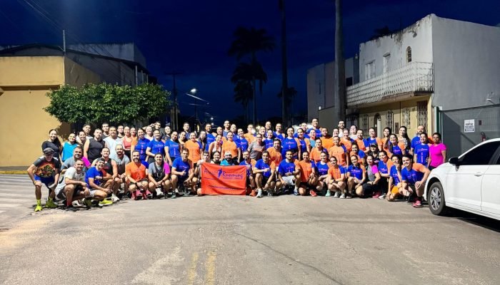 Essa imagem captura perfeitamente a essência da corrida de rua: a união, a superação e a energia de um grupo que transforma o asfalto em um espaço de convivência e saúde.