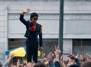 Filme sobre Michael Jackson encanta fãs com musicalidade e nostalgia