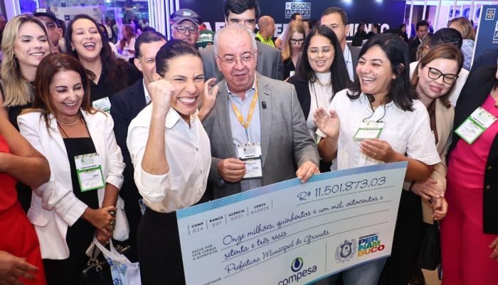 Prefeito de Gravatá se destaca em congresso municipalista no Recife