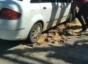 Carro cai em buraco e moradores de Petrolina exigem reparos urgentes