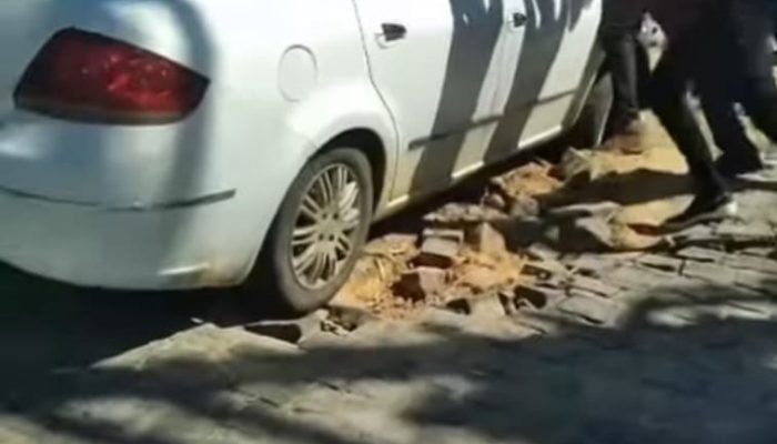 Carro cai em buraco e moradores de Petrolina exigem reparos urgentes