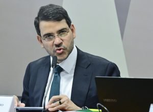 Jorge Messias expressa oposição ao aborto durante sabatina no Senado