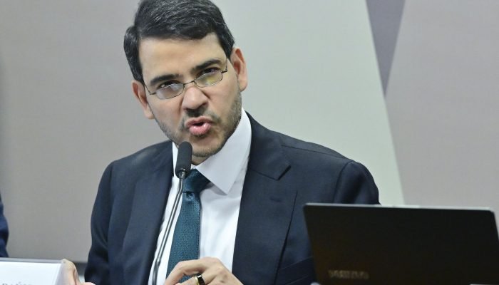Jorge Messias expressa oposição ao aborto durante sabatina no Senado
