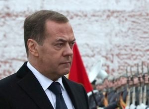 Medvedev critica papel dos EUA como mediador em conflitos globais