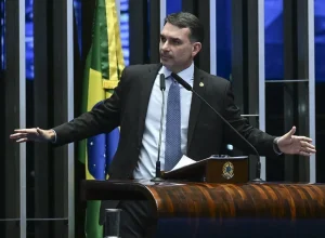 Flávio Bolsonaro considera nomes técnicos para o STF