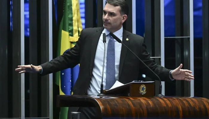 Flávio Bolsonaro considera nomes técnicos para o STF
