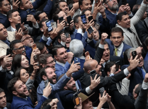 Congresso rejeita veto de Lula e aprova redução de penas de envolvidos em atos golpistas
