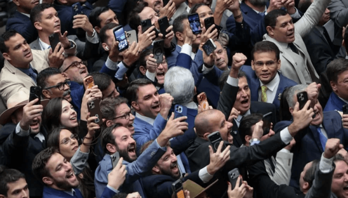 Congresso rejeita veto de Lula e aprova redução de penas de envolvidos em atos golpistas