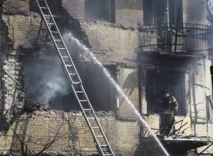 Ataque russo com drone em Kherson resulta em mortes e feridos