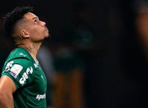 Paulinho retorna ao Palmeiras após 10 meses e desabafa sobre recuperação