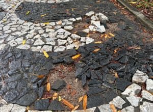 Calçada da Praça de Casa Forte sofre com falta de manutenção