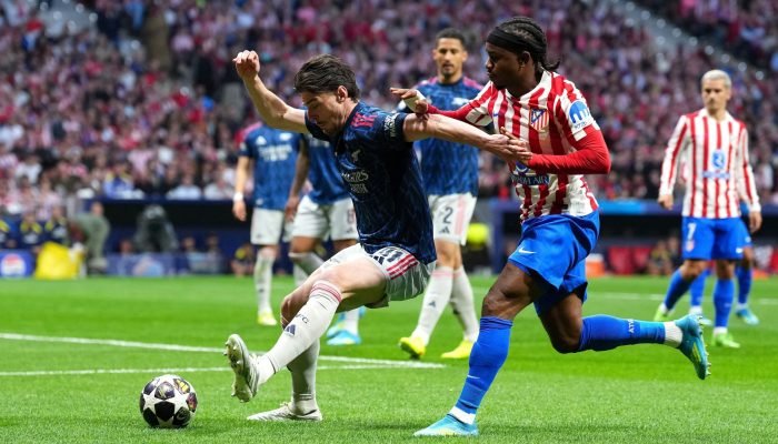 Torcedores do Arsenal usam fogos para perturbar Atlético de Madrid antes de jogo decisivo