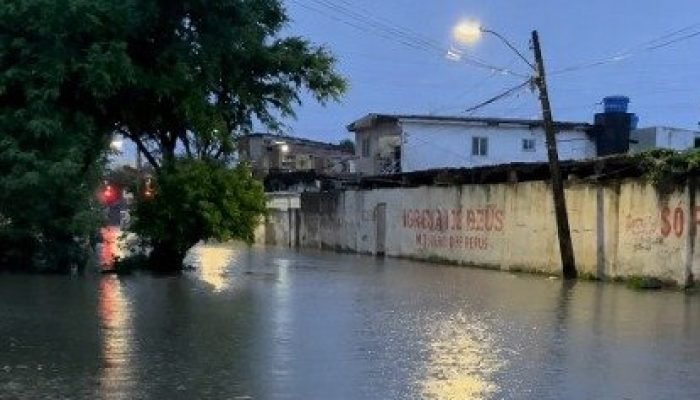 Moradores denunciam poste inclinado e risco de acidentes em Recife
