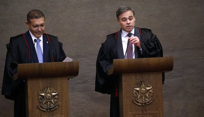 Nunes Marques assume presidência do TSE em cerimônia com Lula e Flávio Bolsonaro