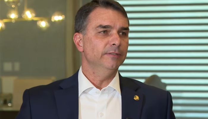 Flávio Bolsonaro nomeia empresário para liderar comunicação de campanha