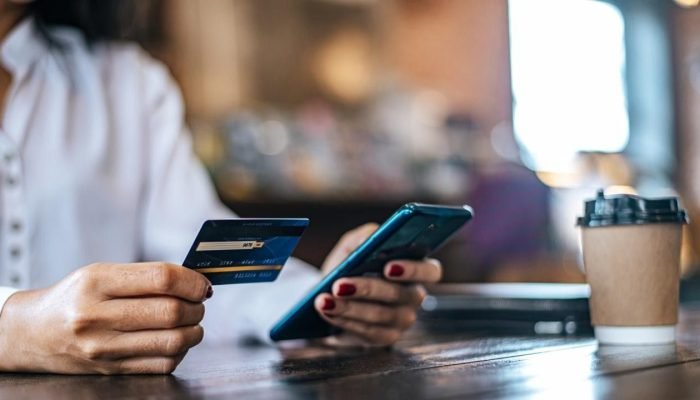 Estratégias eficazes para gerenciar o cartão de crédito e evitar dívidas