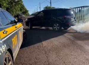 Carro clonado com dispositivo de fumaça é apreendido pela PRF no Paraná