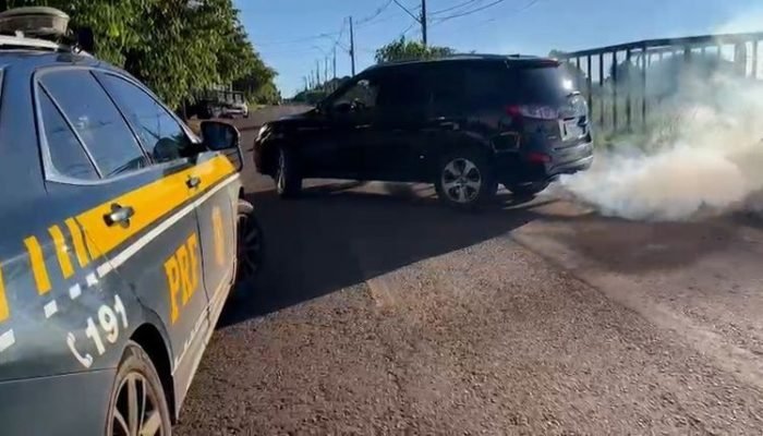 Carro clonado com dispositivo de fumaça é apreendido pela PRF no Paraná