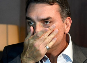 Flávio Bolsonaro admite pedido de dinheiro a ex-banqueiro