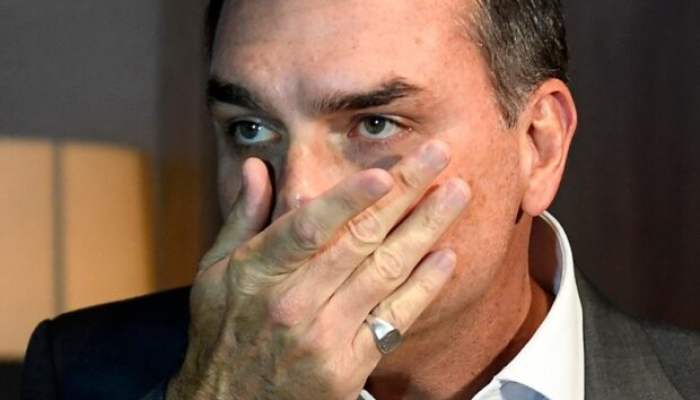Flávio Bolsonaro admite pedido de dinheiro a ex-banqueiro