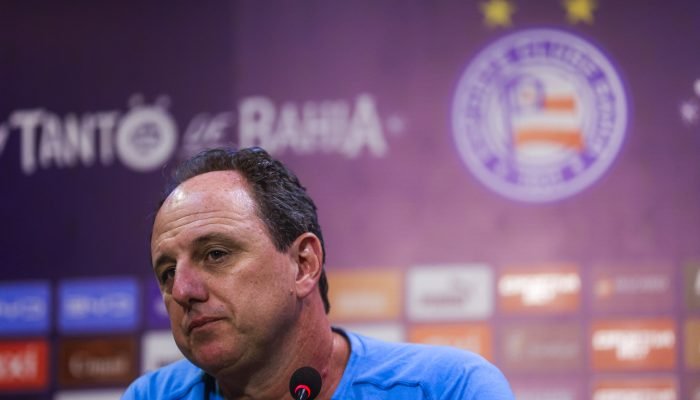 Jair Ventura critica arbitragem após derrota do Vitória para Bragantino