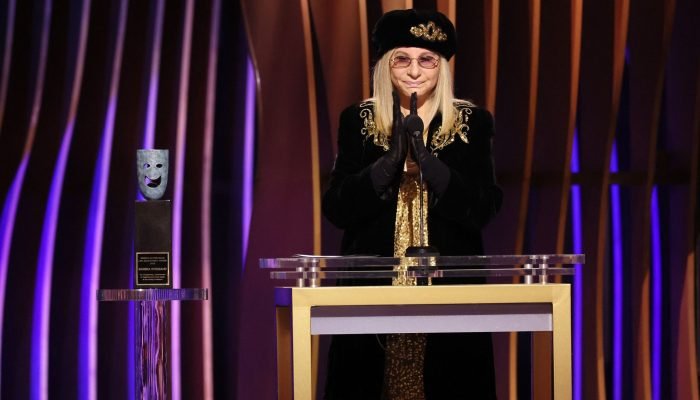 Barbra Streisand não comparecerá a Cannes devido a lesão no joelho