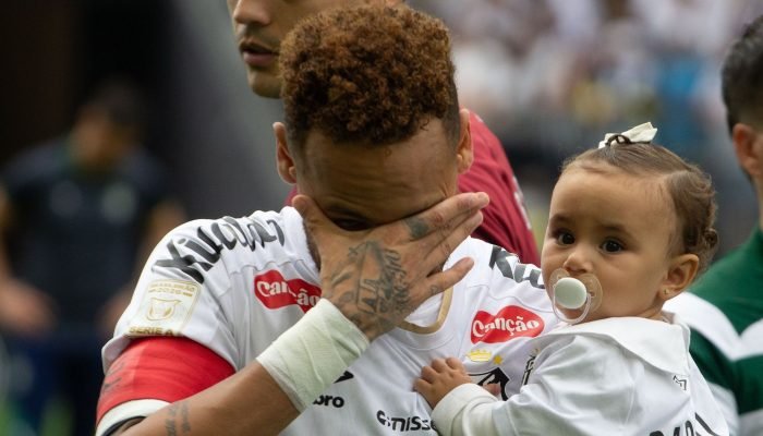 Oração de criança por Neymar emociona e recebe resposta do jogador