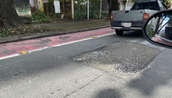 Cratera em Casa Forte gera transtornos e demanda ação urgente