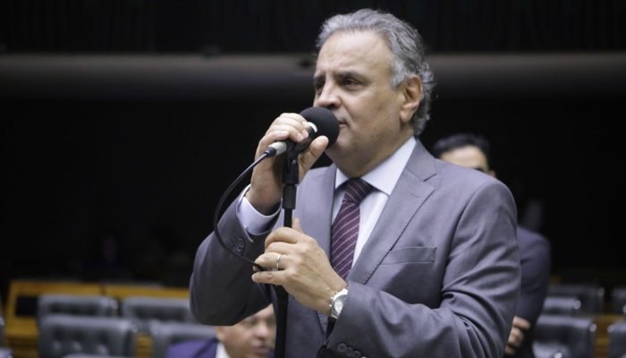PSDB considera Aécio Neves para candidatura após crise de Flávio Bolsonaro