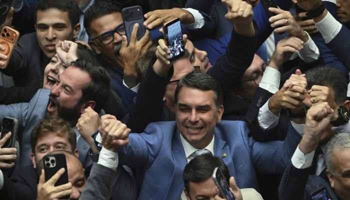 Flávio Bolsonaro é convidado por Trump para encontro na Casa Branca