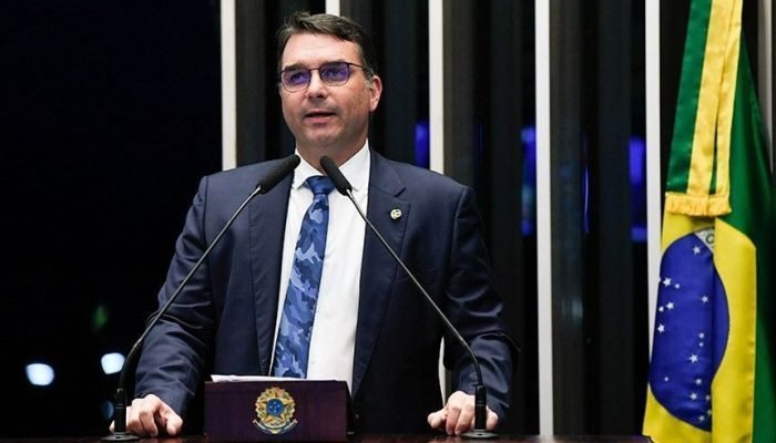 Apoio a Flávio Bolsonaro permanece forte entre eleitores, aponta Datafolha