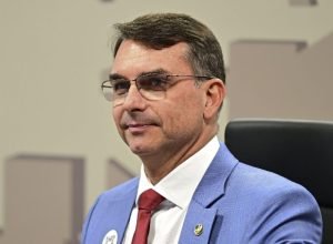 Apoio a Flávio Bolsonaro se mantém forte mesmo após escândalo