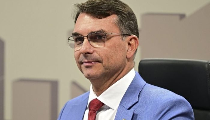 Apoio a Flávio Bolsonaro se mantém forte mesmo após escândalo