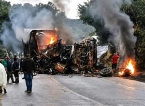 Acidente na Br-251 deixa oito mortos e interdita rodovia